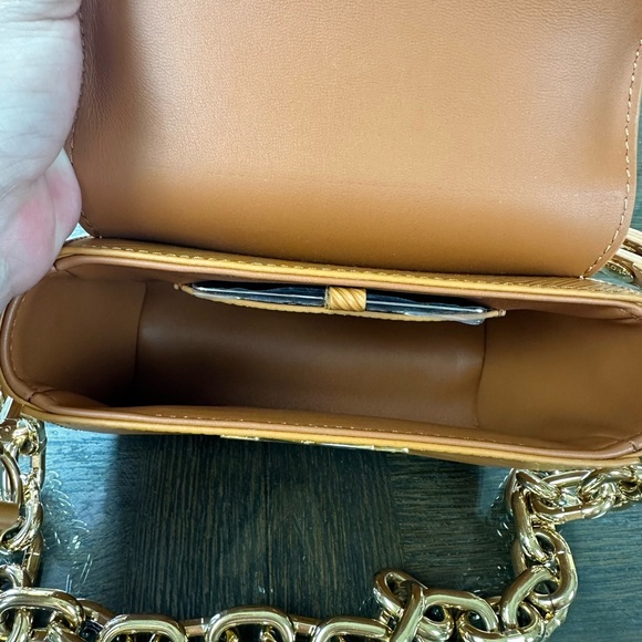 Louis Vuitton Tan Crossbody Bag with Timeless Elegance - Picture 7 of 10